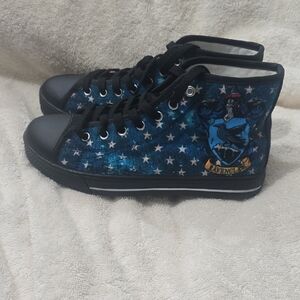 Never WornHigh-Top Women's Sneakers in Navy Star Print with Raven Crest